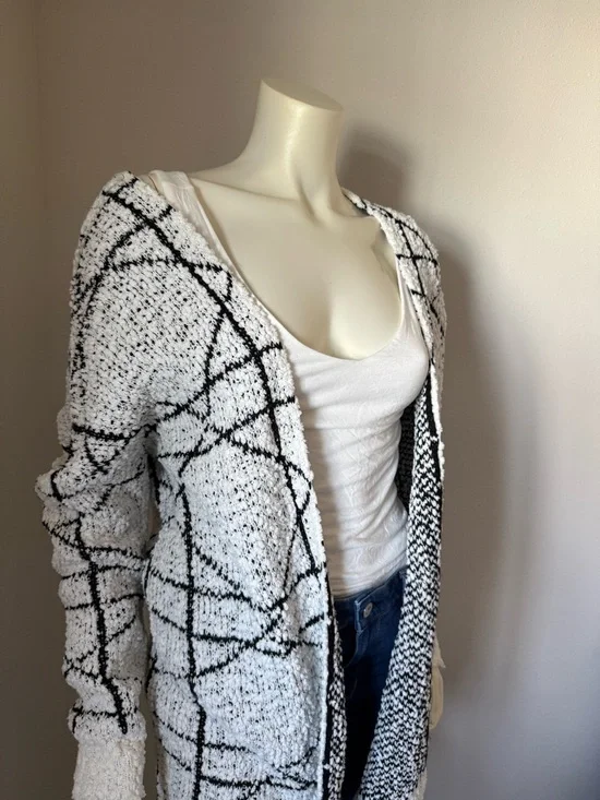 White & Black Geometric Open-Front Women’s Cardigan Sweater - Picture 3 of 5